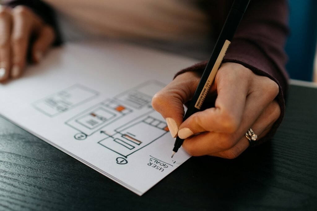 Audit UX/UI : croquis de maquette et de wireframe sur papier