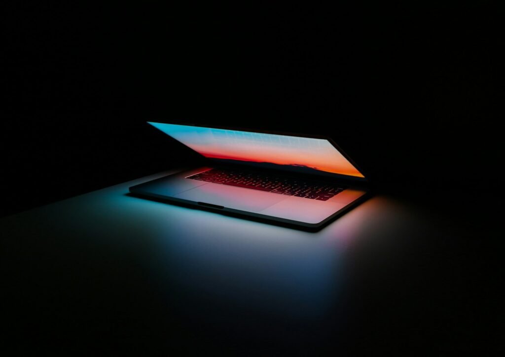 Demande de projet : ordinateur portable dans la pénombre, prêt à démarrer un nouveau projet web