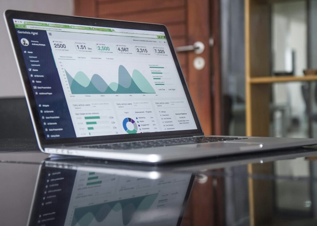 Refonte de site web : tableau de bord analytique sur ordinateur portable